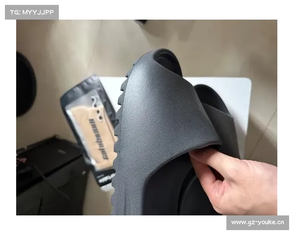 Yeezy拖鞋2000元一双?国产直接压到29元,上脚“踩屎感”更强烈 Yeezy拖鞋2000元一双?国产直接压到29元,上脚“踩屎感”更强烈