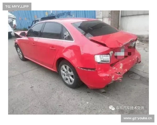 临沂皇冠奥迪俩轿车追尾大货车 车面目全非却无人伤亡 临沂皇冠奥迪俩轿车追尾大货车 车面目全非却无人伤亡